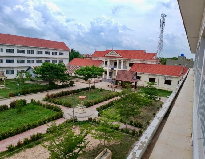 សាលាគរុកោសល្យ និងវិក្រឹតការហ៊ុន សែន ខេត្តព្រៃវែង  - ទីតាំង - 1