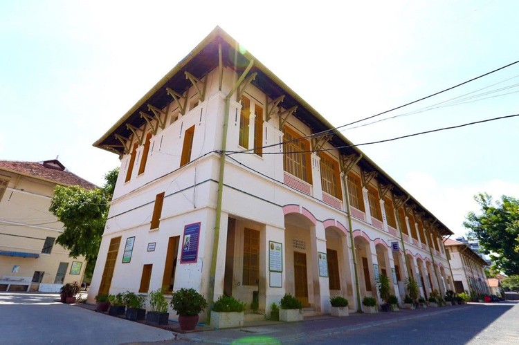 សាលារៀនជំនាន់ថ្មី (វិទ្យាល័យព្រះសុីសុវត្ថិ) - កម្រងរូបភាព - 1